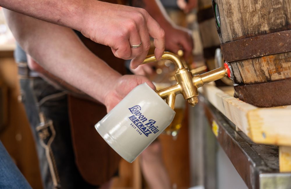 Meckatzer Weiss-Goldenes Frühlingsfest 2025: Weiss-Gold-Ausschank aus historischen Holzfässern