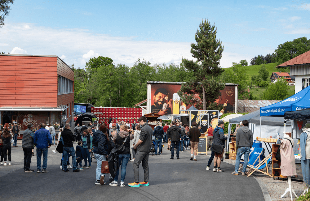 Meckatzer Weiss-Goldenes Frühlingsfest 2025: Zahlreiche Besucher auf dem Brauereigelände
