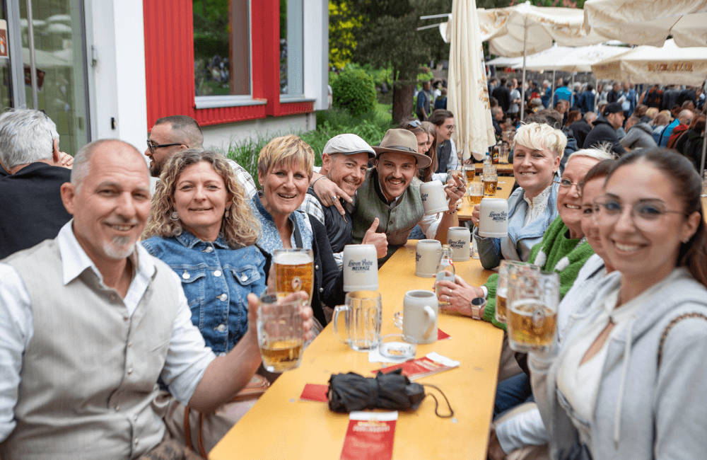 Meckatzer Weiss-Goldenes Frühlingsfest 2025: Gemeinschaft im Brauerei-Innenhof