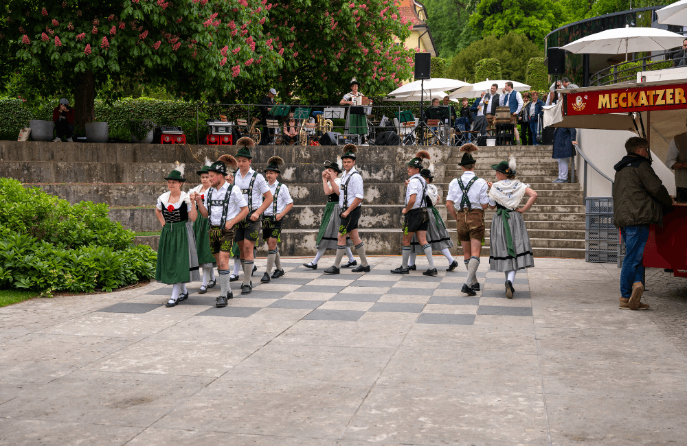 Meckatzer Weiss-Goldenes Frühlingsfest 2025: Tanz & Live-Musik beim Rahmenprogramm
