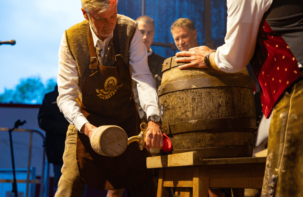 Meckatzer Weiss-Goldenes Frühlingsfest 2025: Fassanstich durch Brauerei-Chef Michael Weiß